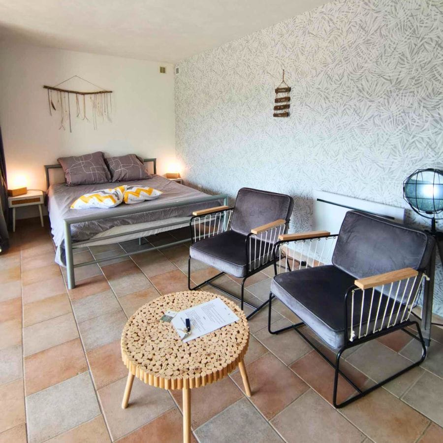 Gîte Lavande en Provence – Chambre tout confort avec vue sur le jardin