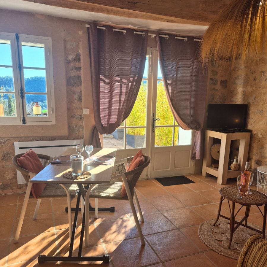 Intérieur cosy du Gîte Mimosa Colline de Solliès à Salernes